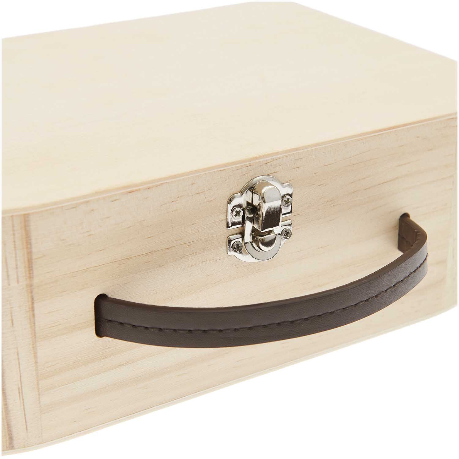 Holzkoffer natur 25x17x8,5cm mit braunem Griff und Metallschließe, von Rico Design. Ideal für Aufbewahrung.