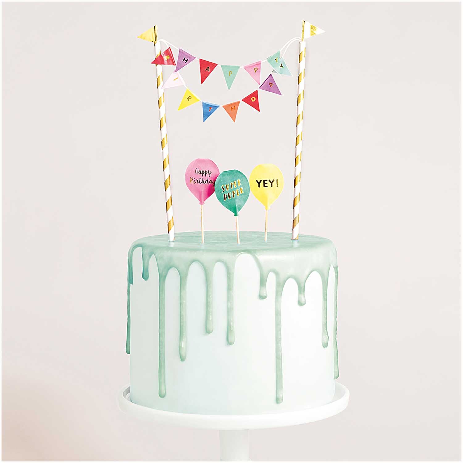 Kuchendekoration Happy Birthday multicolor: Bunte Wimpel und Ballons auf einer Torte mit grünem Zuckerguss.