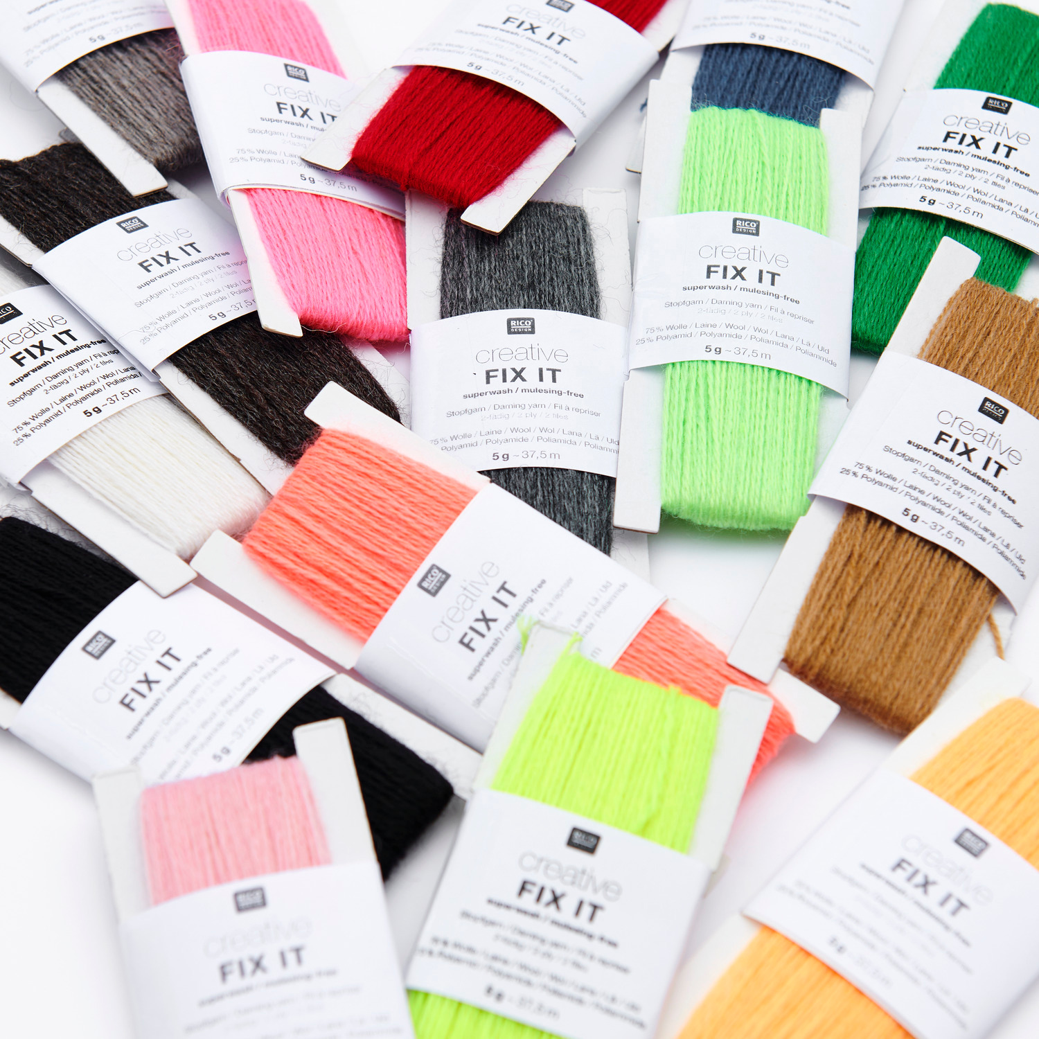 Creative Fix It: Verschiedene Garnrollen in leuchtenden Farben wie Neon Gelb und Rosa von Rico Design. Ideal für kreative Projekte.