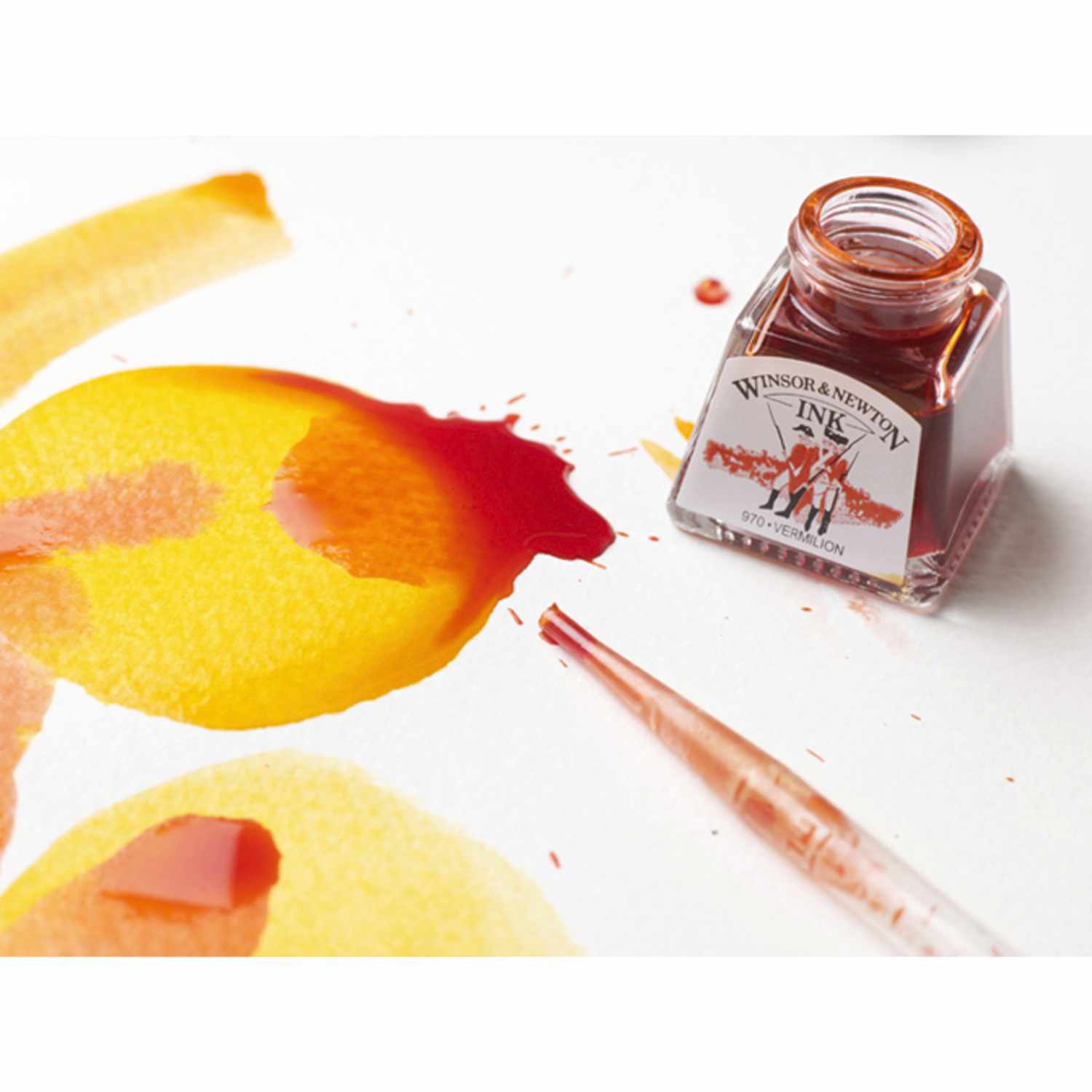 Drawing Ink Zeichentusche Set Henry 8x 14ml mit leuchtenden Farben und Winsor & Newton Flasche auf Papier. Ideal für kreative Kunstwerke.