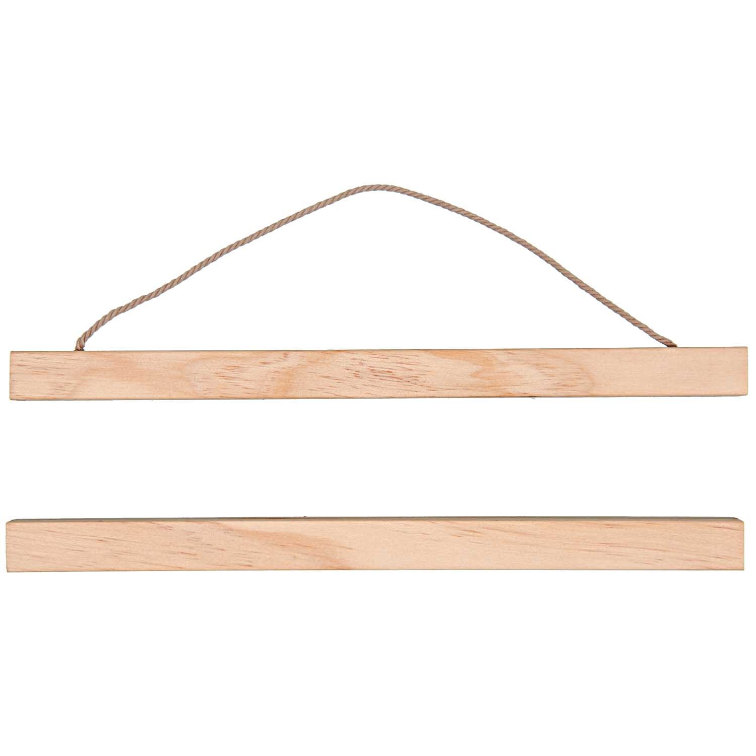 Posterhänger Holz 30cm von Rico Design aus natürlichem Holz mit Kordel zum Aufhängen von Postern. Ideal für stilvolle Präsentationen.