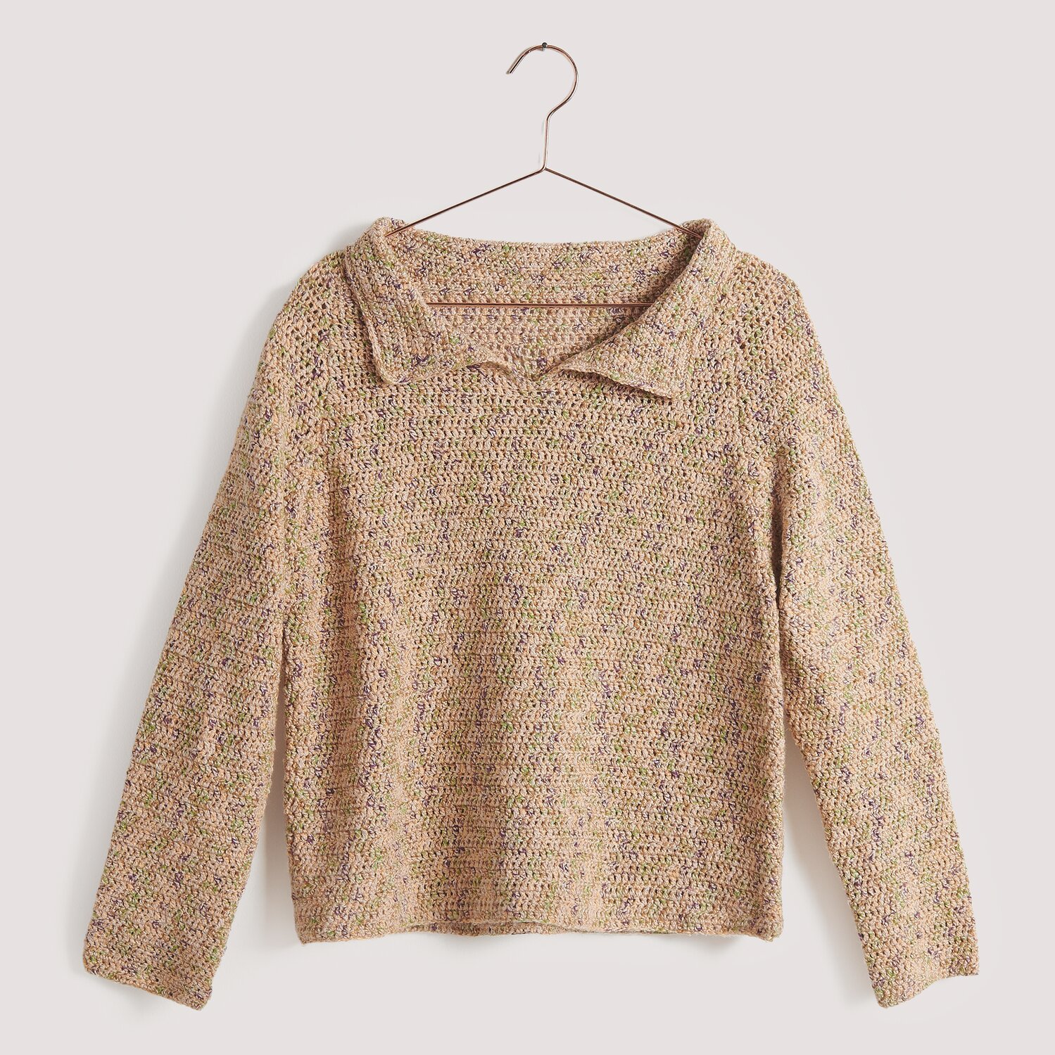 Gehäkelter Pullover auf Bügel mit Kragen 