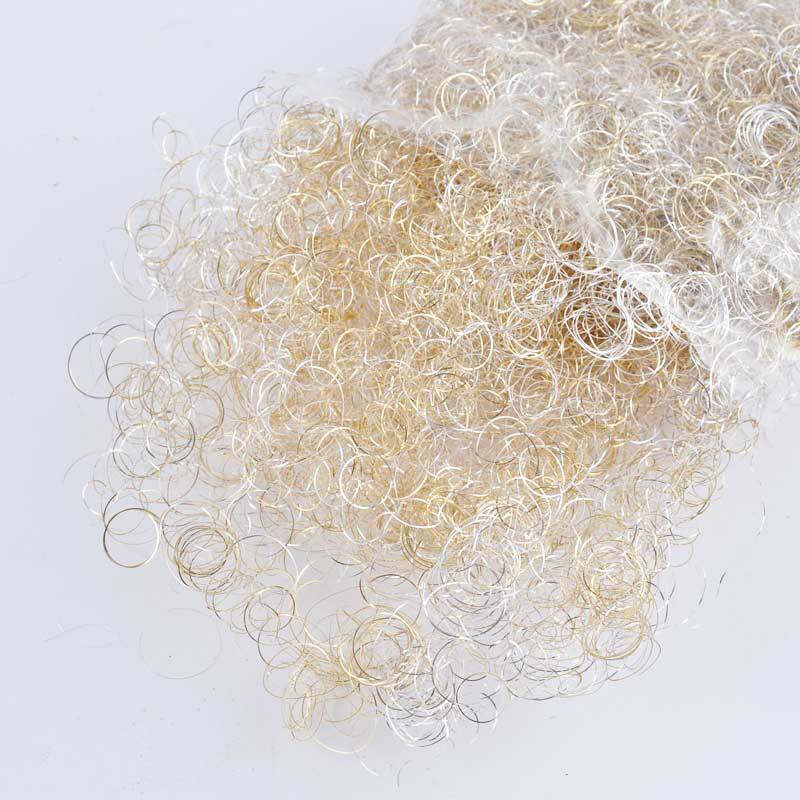 Lametta gelockt Mix gold-silber 25g von Preissler zeigt glänzende, lockige Fäden in Gold und Silber auf weißem Hintergrund.