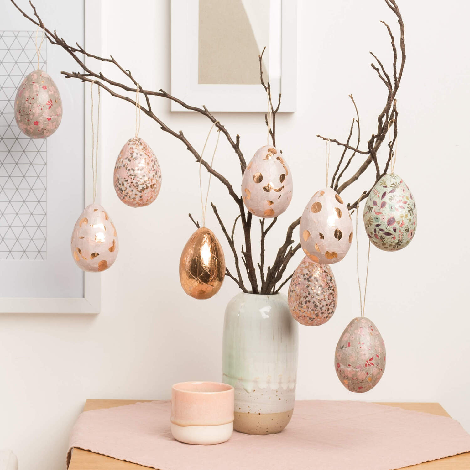 Bastelanleitung Pappmacheeier mit Paper Patch: Dekorative Eier an Zweigen in einer Vase, ideal für kreative Osterdekorationen.