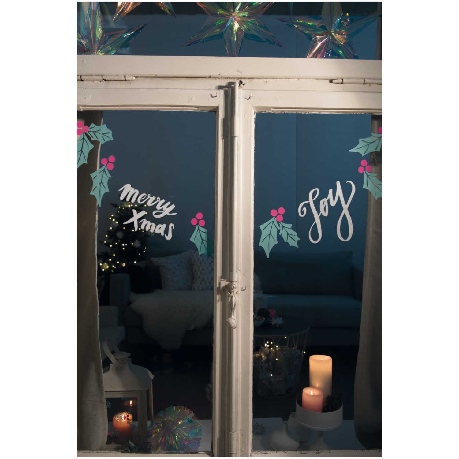Vorlagenmappe Jolly Christmas: Fenster mit Kreidestift-Bemalung, weihnachtliche Motive und Lichter im Hintergrund.