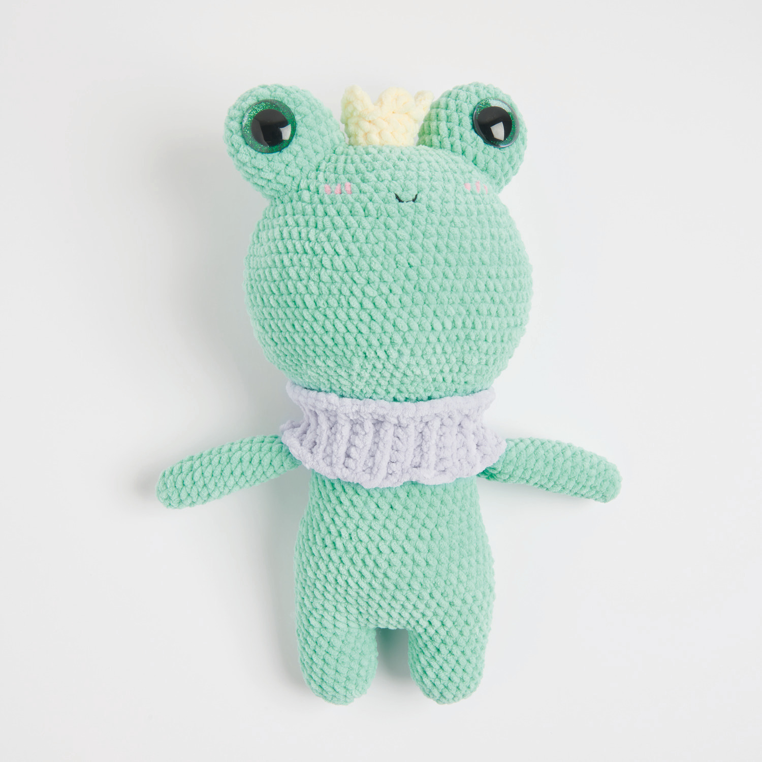 Häkelset Cute Crowned Frog Modell 05: Ein grüner Frosch mit Krone und Schal aus Chenille.