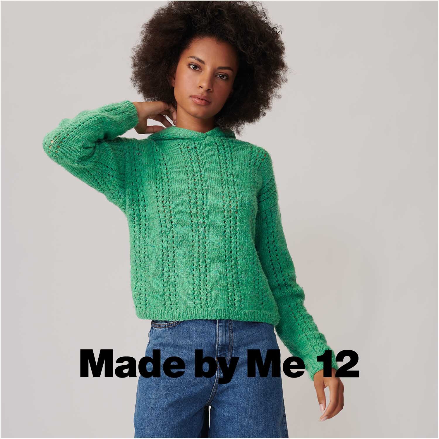 Fashion Cottony: Frau trägt grünen Strickpullover von Rico Design, kombiniert mit blauen Jeans.