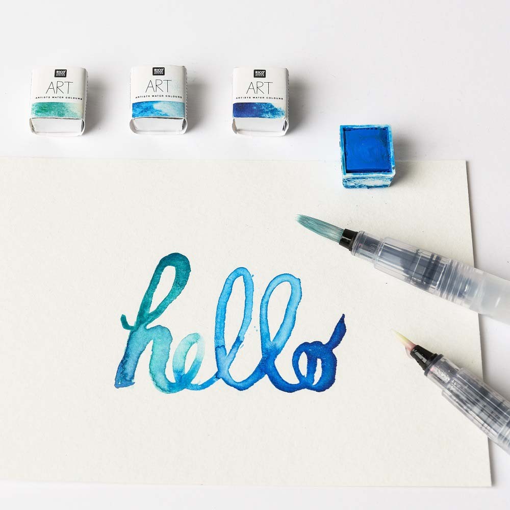 Wassertankpinsel rund klein von Rico Design neben blauer Aquarellfarbe und Schriftzug "hello".