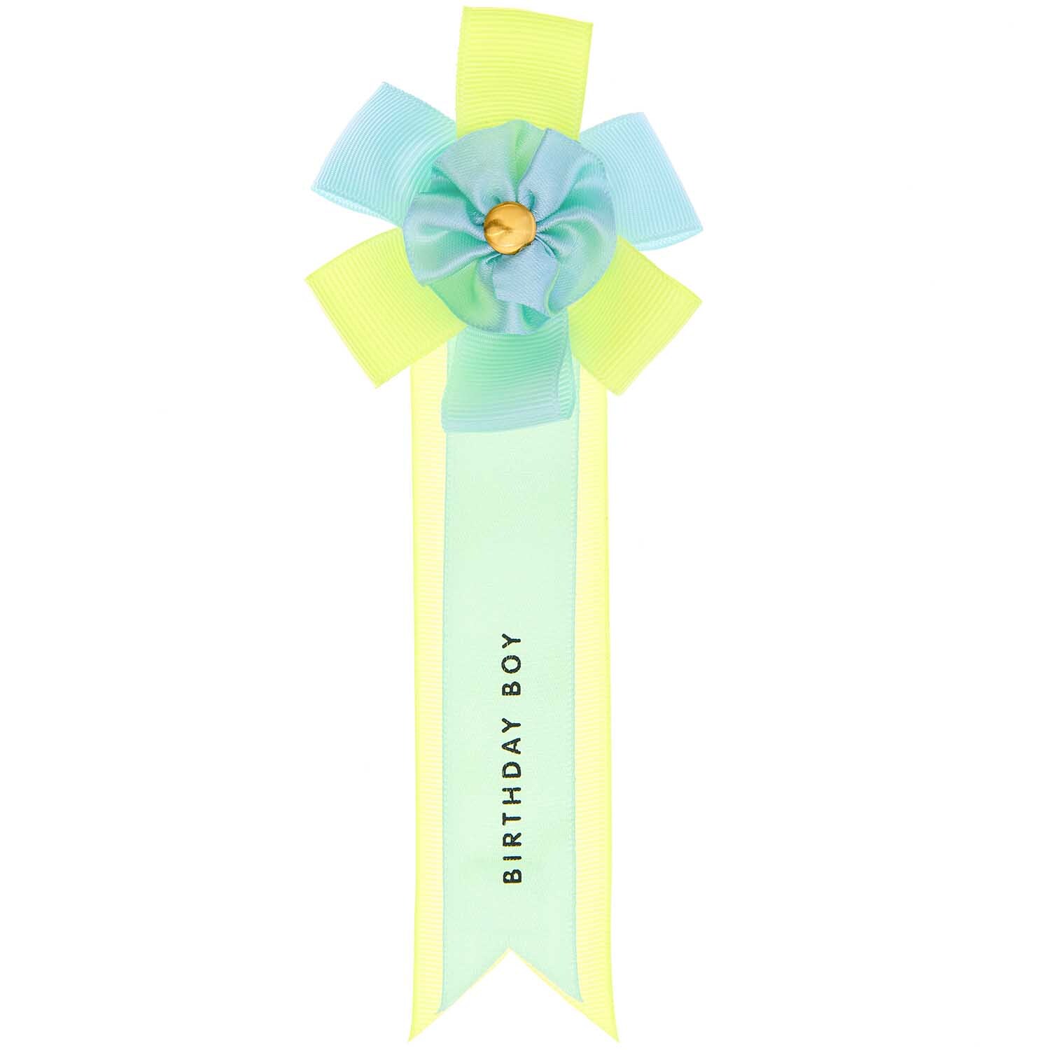 Rosette Birthday Boy: Eine bunte Schleife in Blau und Gelb von Rico Design mit der Aufschrift "Birthday Boy".