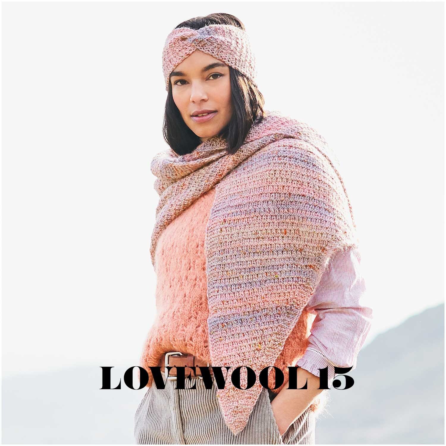 Creative Alpaca Melange aran: Frau trägt gestricktes Stirnband und Schal in Pastell von Rico Design.