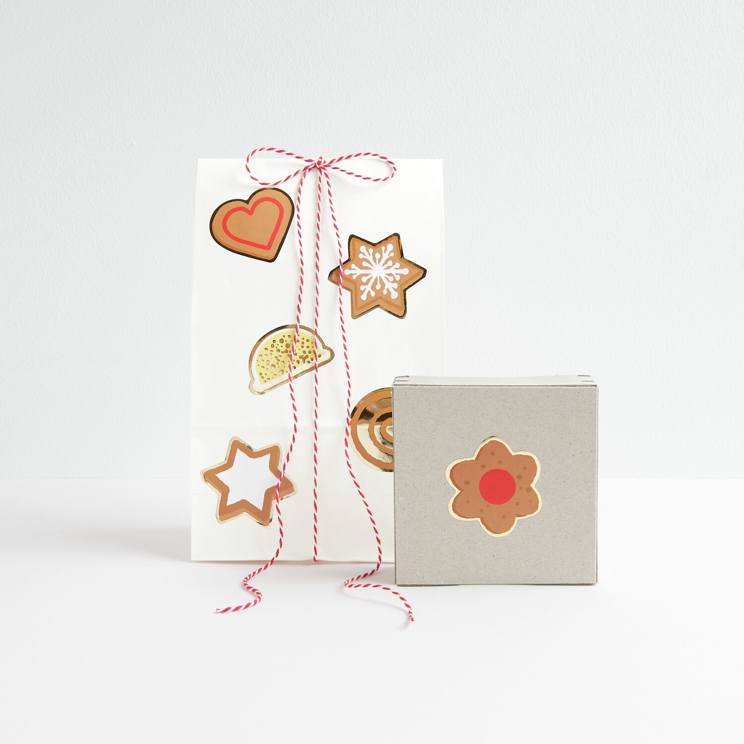 Paper Poetry Sticker Weihnachtsmarkt Cookies, 100-teilig, dekorieren eine weiße Geschenktüte.