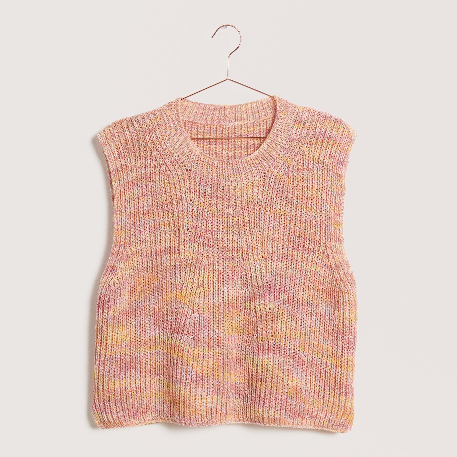 Strickset Pullunder Modell 05: Ein pastellfarbener Pullunder aus Die Neue Masche Nr. 9, ideal für Frühjahr-Sommer.