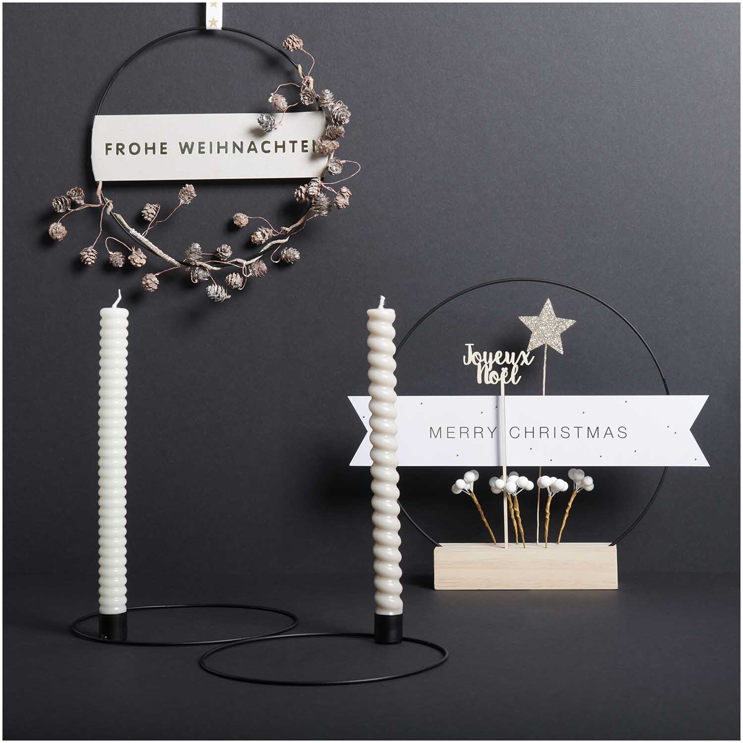 Holzpicker Joyeux Noel 25,3x6,5cm von Rico Design mit festlicher Dekoration und Kerzen.