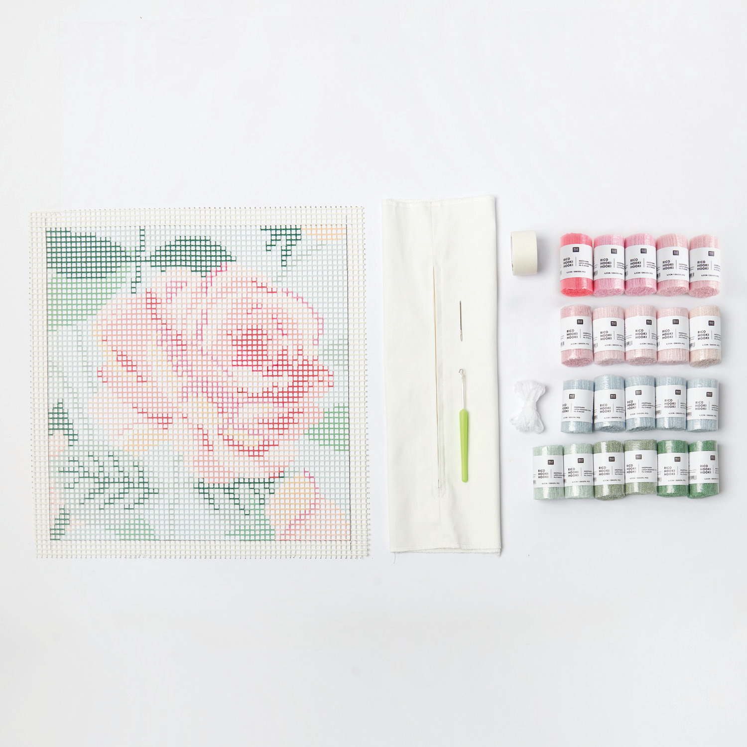 Rico Hooki Hooki Knüpfset Kissen Rose zeigt ein Set mit rosa Blumenmotiv, Garnen und Werkzeugen. Ideal für kreative Projekte.