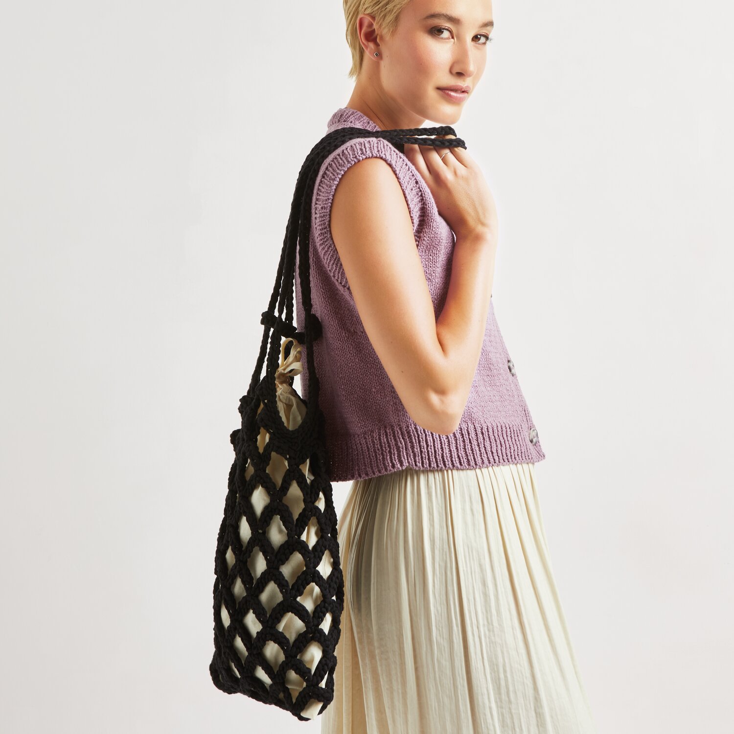 Made by Me No. 20 Frühjahr-Sommer: Frau in mauvefarbenem Oberteil mit schwarzer Netz-Tasche von Rico Design.