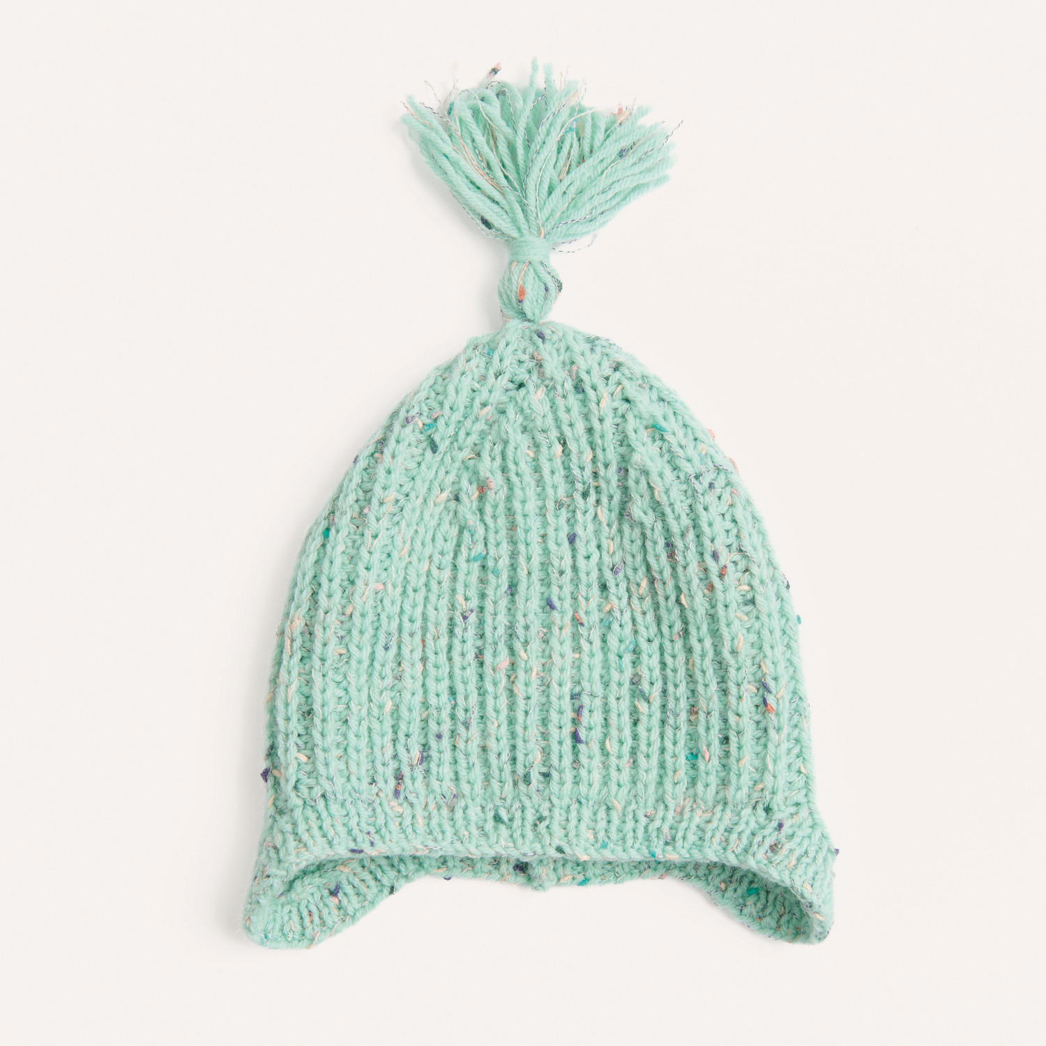 Strickset Mütze Modell 12 aus Rico Baby 040: Weiche, mintgrüne Babymütze mit Bommel, ideal für kalte Tage.