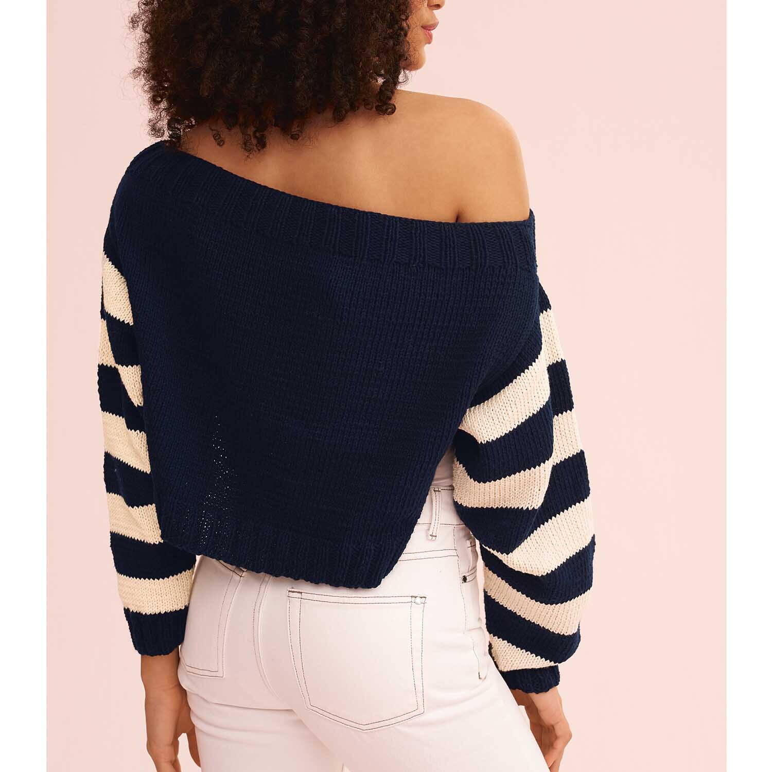 Cotton Universal: Frau trägt gestrickten Pullover mit marineblauen und naturfarbenen Streifen, Wolle Rödel.
