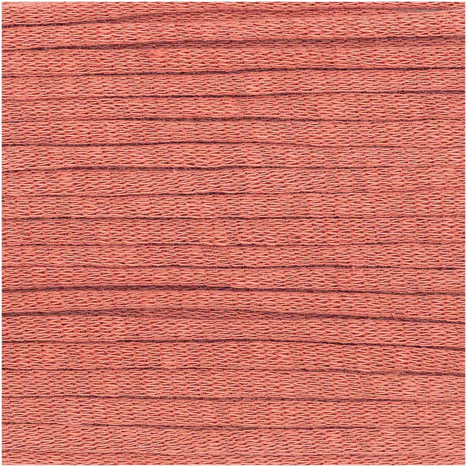 Fashion Jersey in Terracotta von Rico Design, 50g 72m. Nahaufnahme des weichen, strukturierten Stoffes.