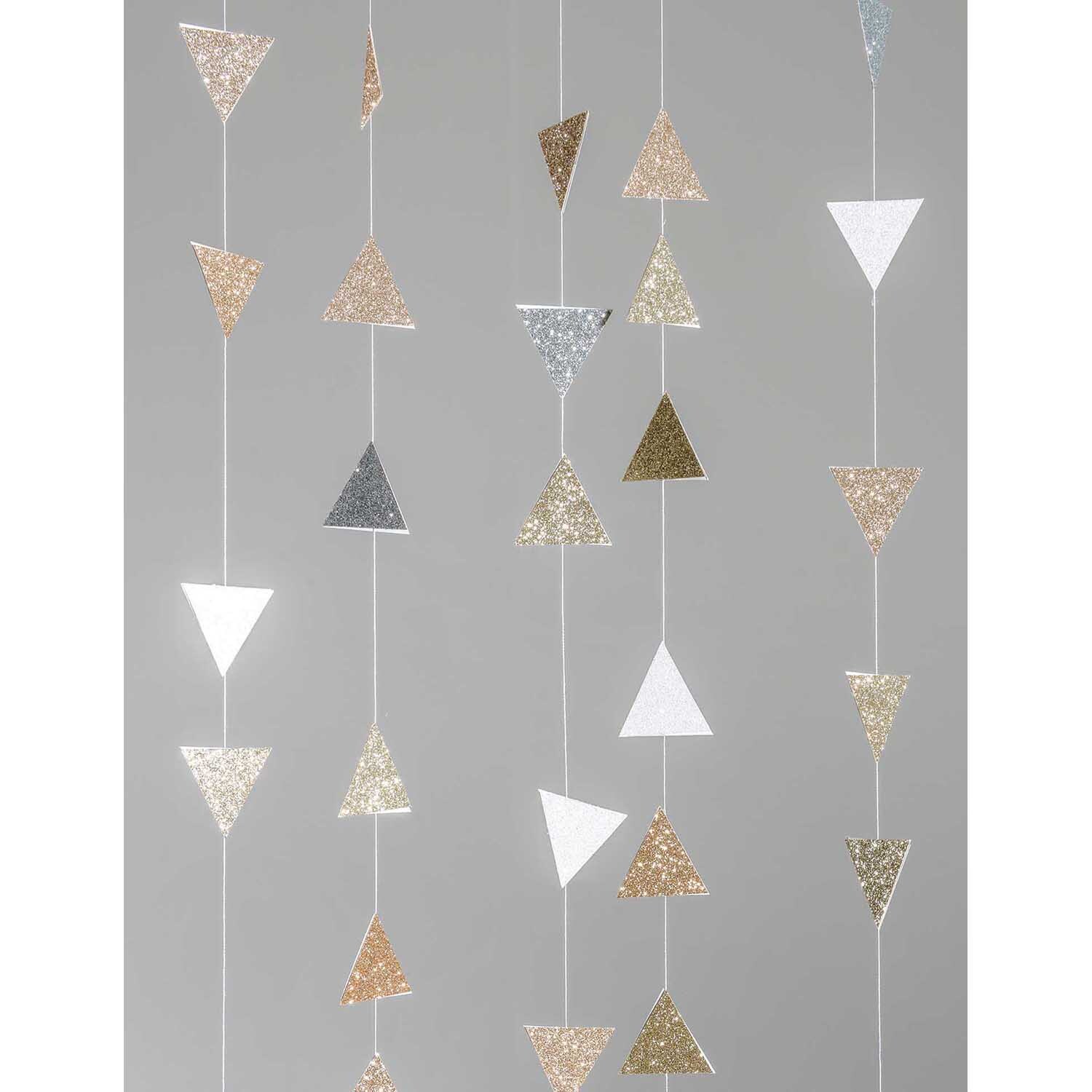 Paper Poetry Glitterpapierblock Glamour Mix zeigt glitzernde Dreiecke in Gold, Silber und Weiß. Ideal für kreative Bastelprojekte.