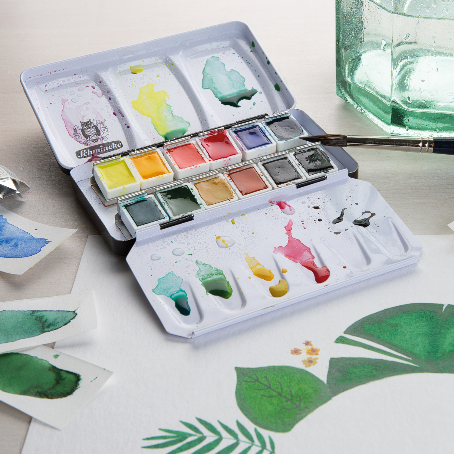 Akademie Aquarellfarben kleiner Metallkasten mit 12 1/2 Näpfchen, Schmincke, ideal für Künstler.