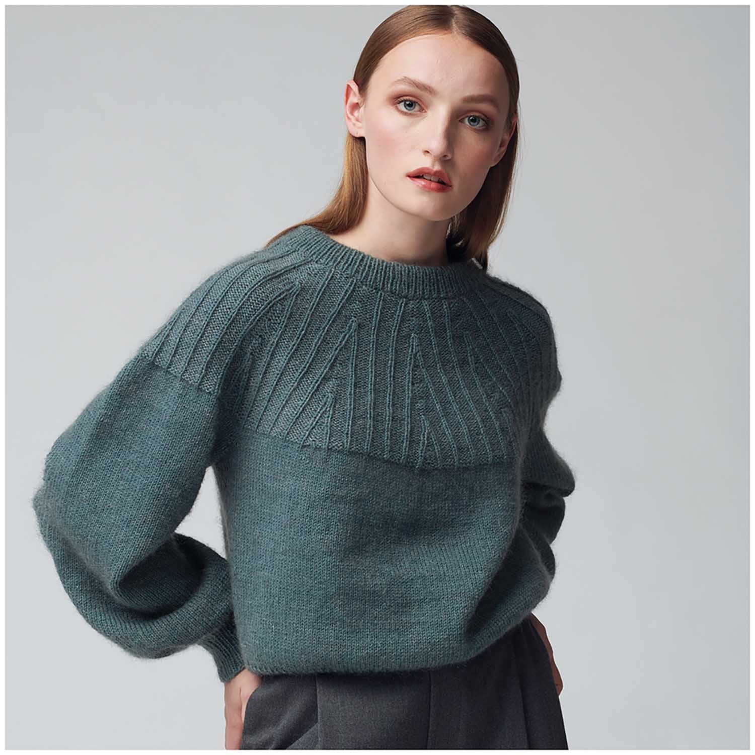 Essentials Merino dk Pullover in Blau-Grün von Rico Design, getragen von einer Frau, 50g 120m.