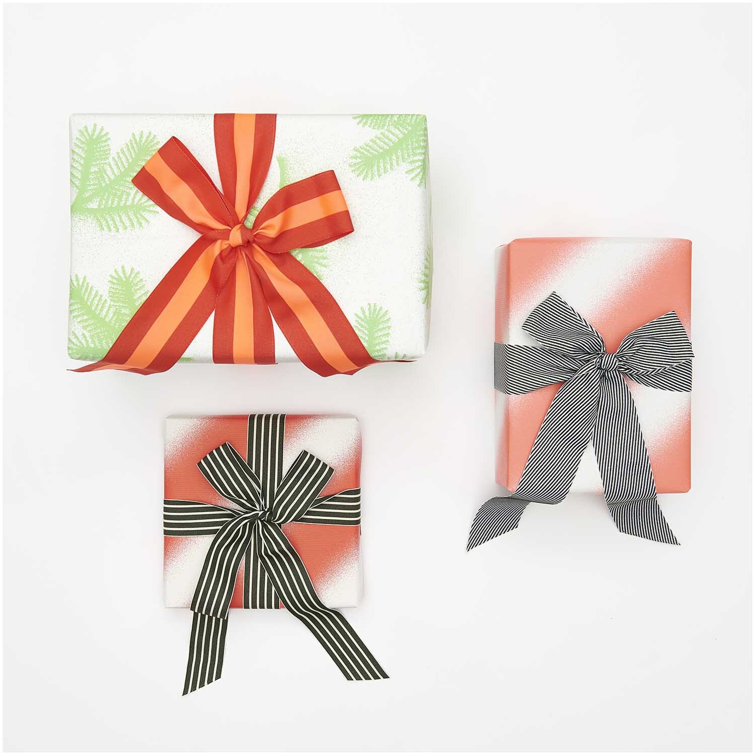 Paper Poetry Webband Streifen schmückt Geschenke mit eleganten Schleifen in verschiedenen Farben. Perfekt für kreative Geschenkverpackungen.