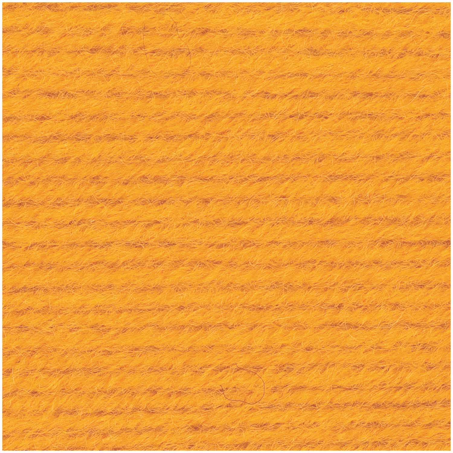 Classik: Gelbes Wollgarn von Wolle Rödel, 50g 90m, Nahaufnahme der weichen Textur.