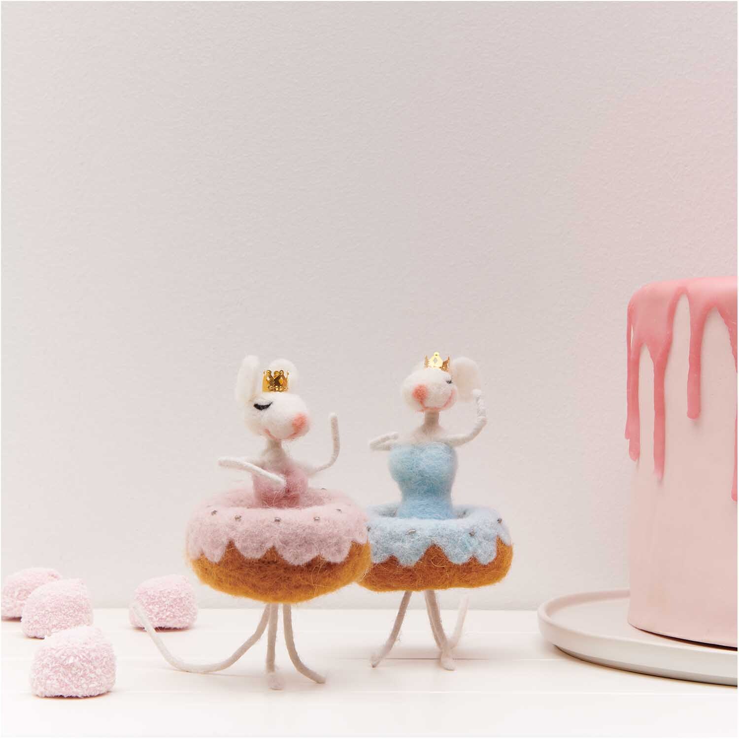 Tanzmaus handgefilzt blau 17cm: Zwei filigrane Filzmäuse in rosa und blau neben einer rosa Torte.