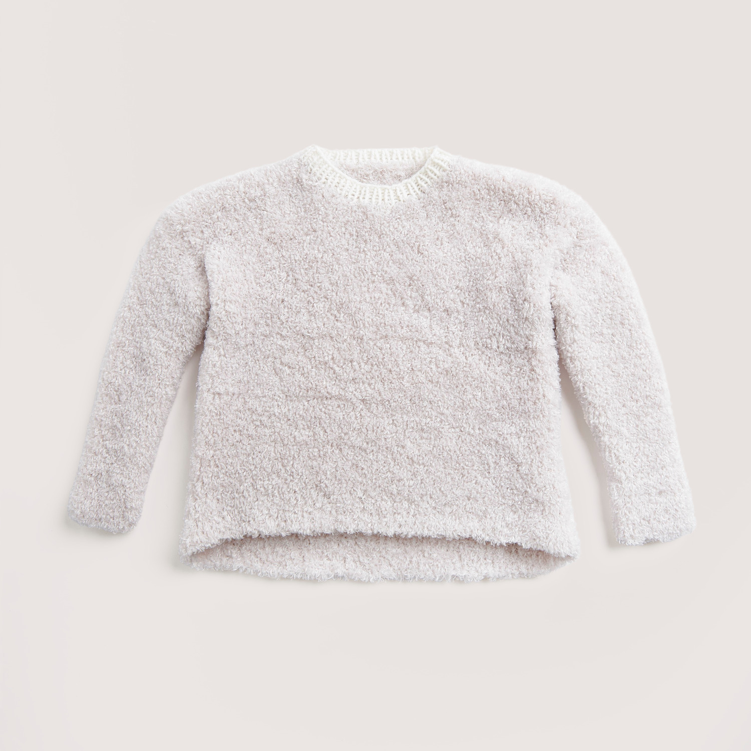 Strickset Pullover Modell 16 aus Rico Kids 13: Flauschiger cremefarbener Pullover von Rico Design, ideal für Kinder.