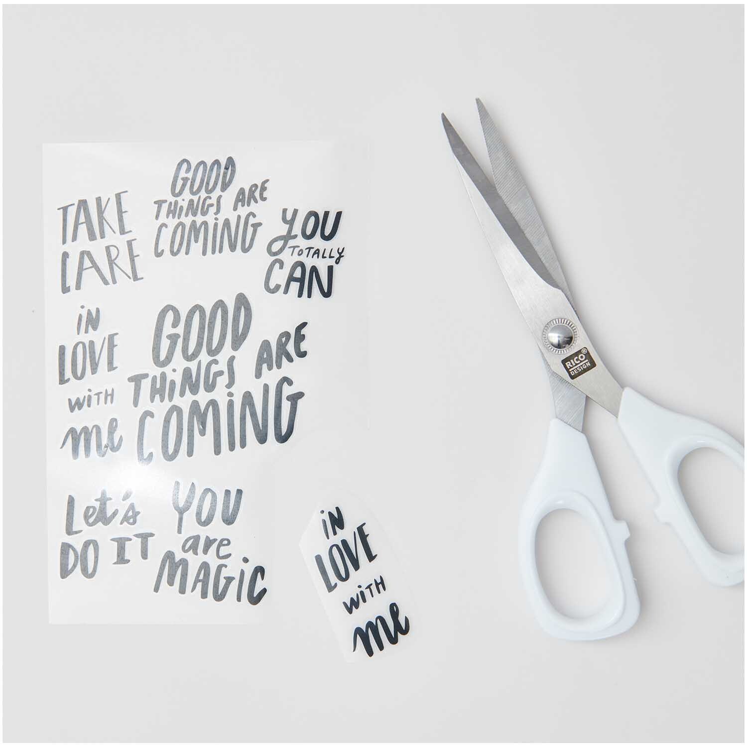 Transfermotiv Good Things are Coming: Schere und Transfermotive von Rico Design auf hellem Hintergrund.