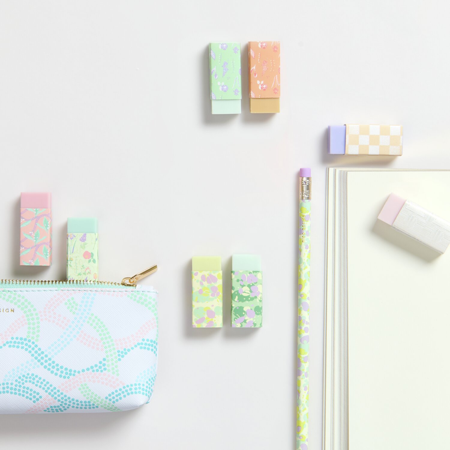 Paper Poetry Radiergummi Set Mint/Peach 2 Stück, pastellfarbene Radiergummis neben Etui und Bleistift auf hellem Hintergrund.