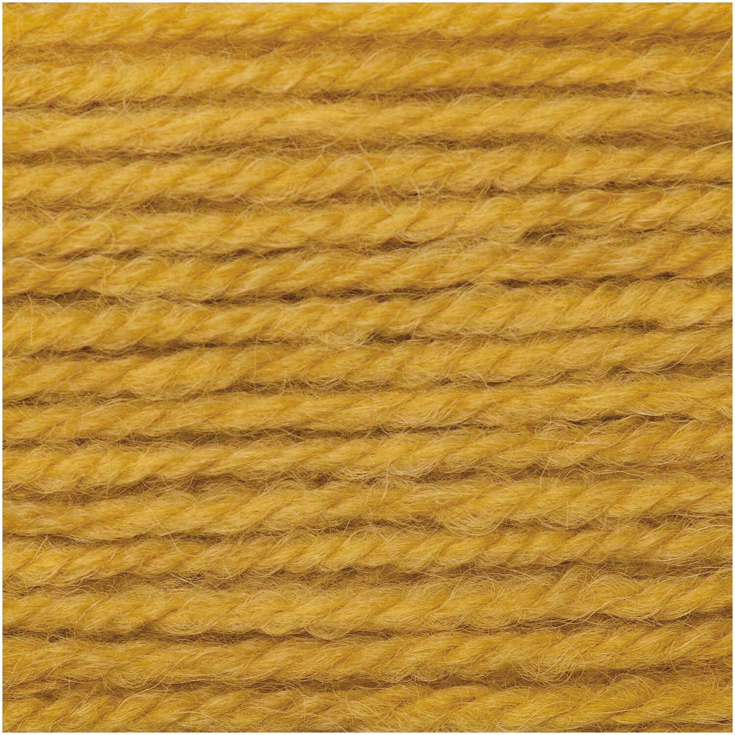 Essentials Alpaca Twist Chunky von Rico Design in Senf. Nahaufnahme der weichen, dicken Wolle, ideal für Strickprojekte.