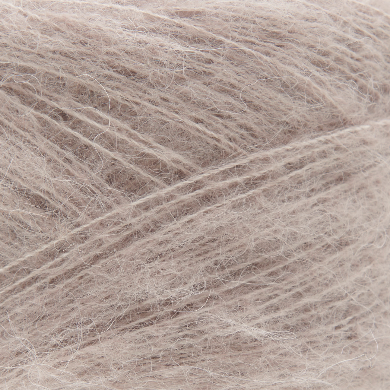 Essentials Baby Alpaca Loves Silk: Weiches, staubfarbenes Garn von Rico Design, ideal für feine Strickprojekte.