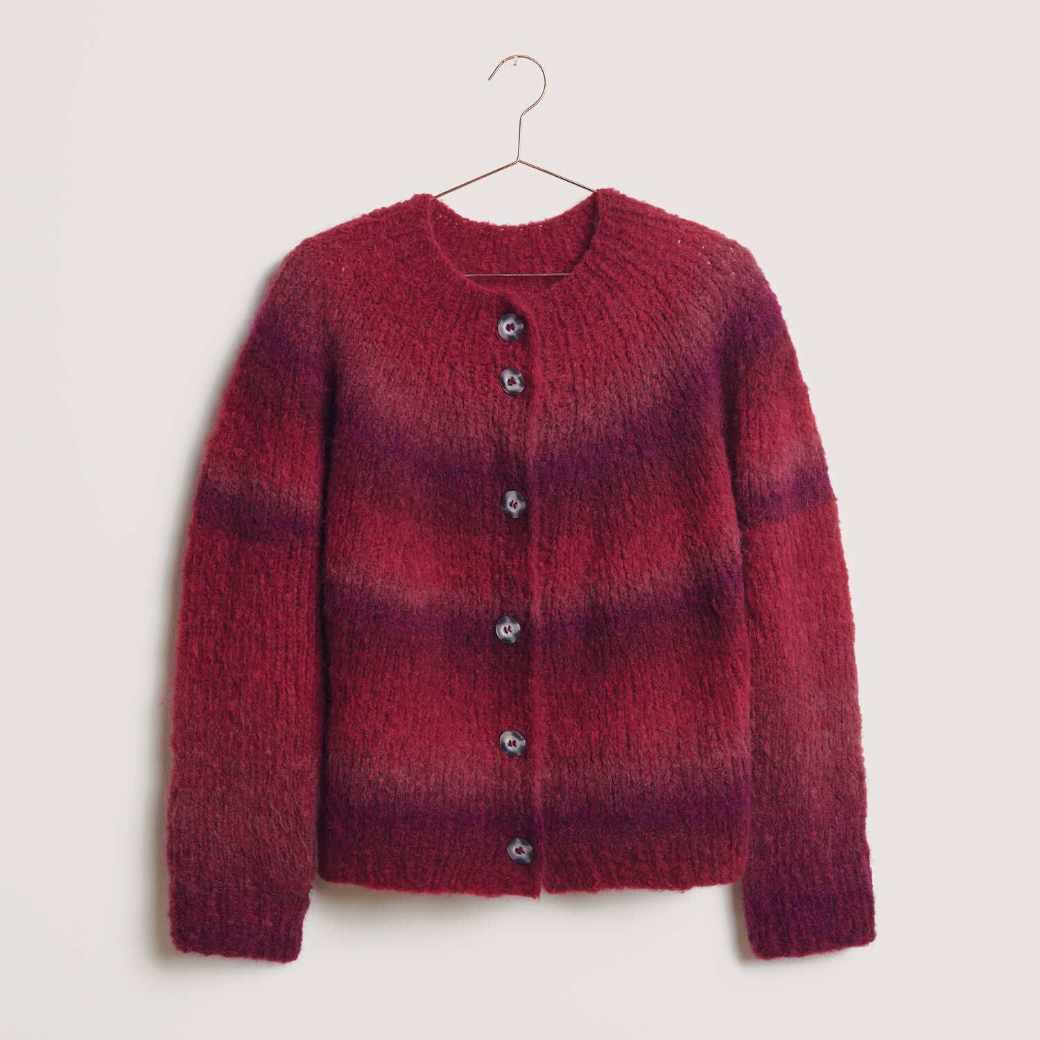 Fashion Alpaca Superfine Heavens Big Cloud: Roter Strickpullover mit Knöpfen, aus weicher Wolle, hängend an einem Kleiderbügel.