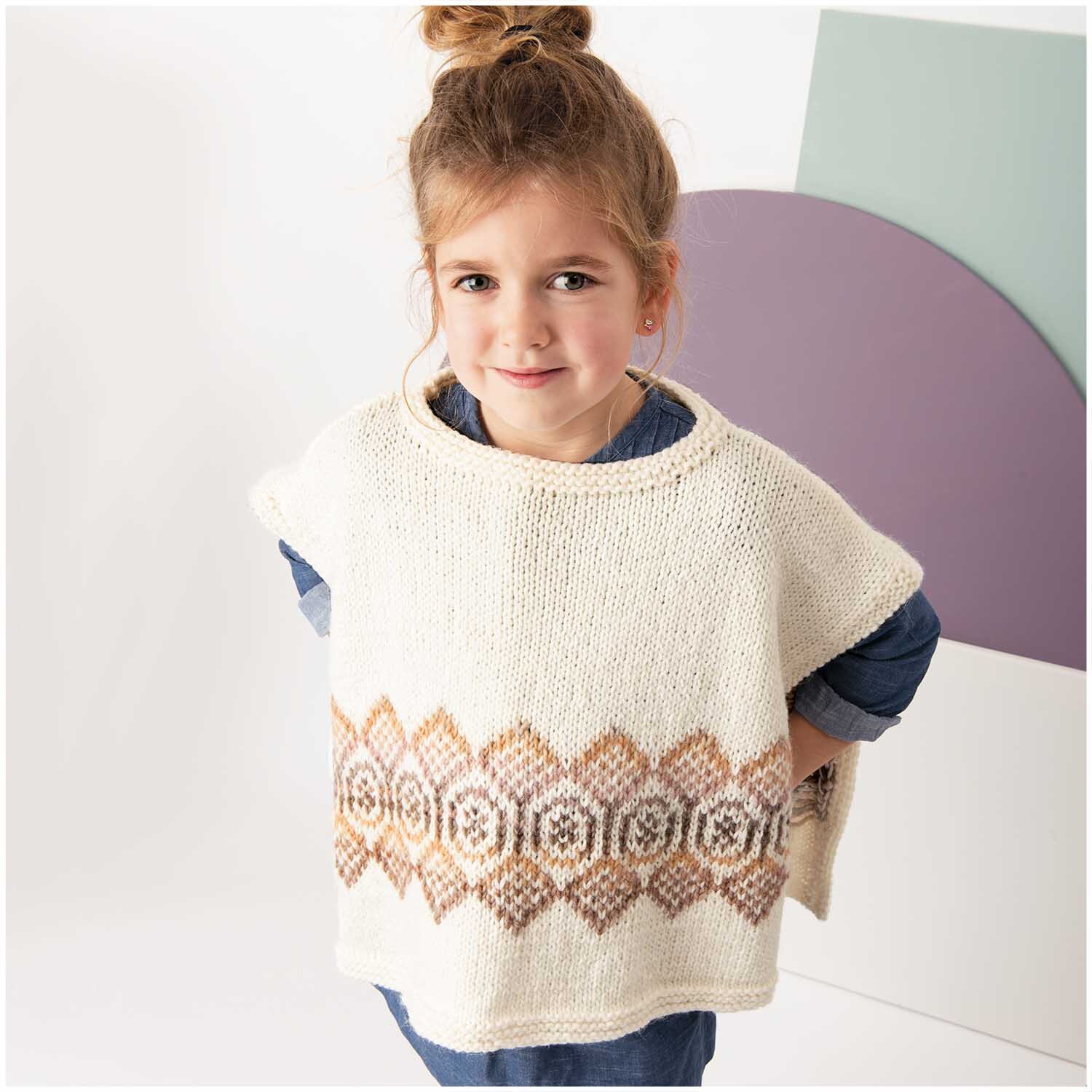 Essentials Alpaca Blend chunky: Kind trägt cremefarbenen Pullover mit Muster, gestrickt aus Rico Design Wolle.