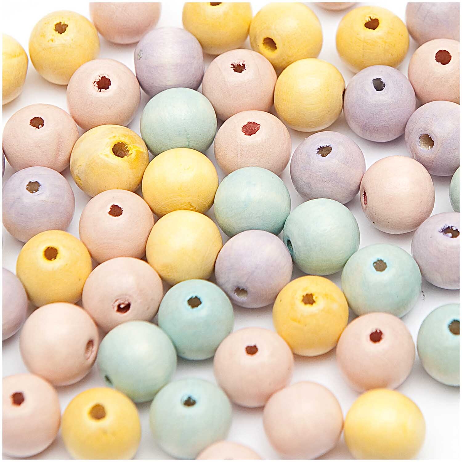 Holz-Perlen pastell Mix von Rico Design: Bunte, runde Holzperlen in sanften Pastelltönen auf weißem Hintergrund.