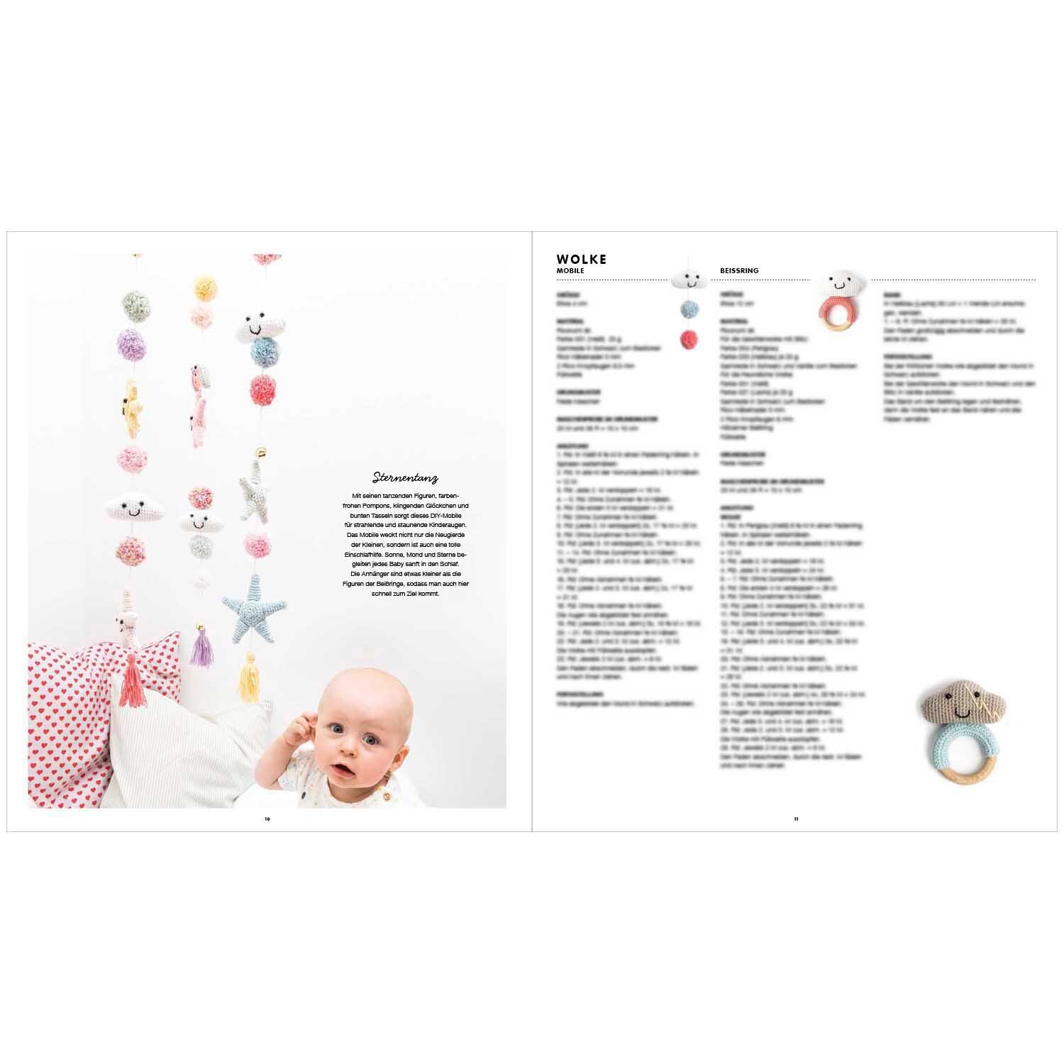 Ricorumi Baby In the Sky: Ein Baby liegt unter einem bunten Mobile mit Wolken- und Sternmotiven. Ideal für das Kinderzimmer.
