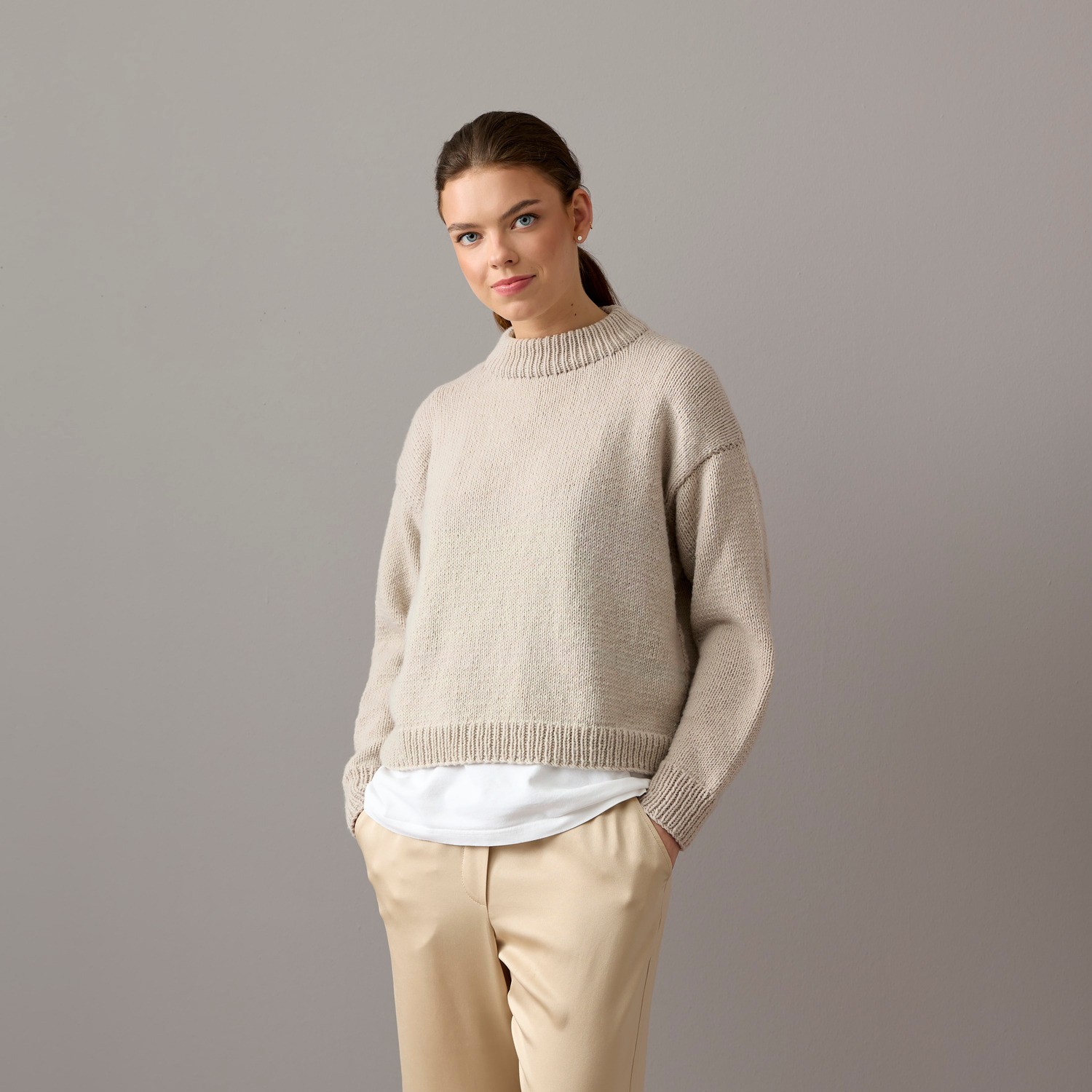 Vegan Cashmere Special: Frau trägt beigen Pullover von Rico Design, ideal für stilvolle, vegane Mode.