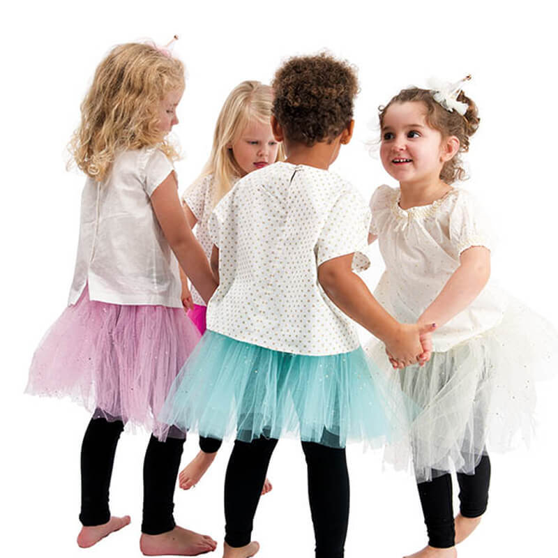 Tutu mit Glitzer Größe 92/116: Vier Kinder in bunten Tüllröcken von Rico Design tanzen fröhlich im Kreis.