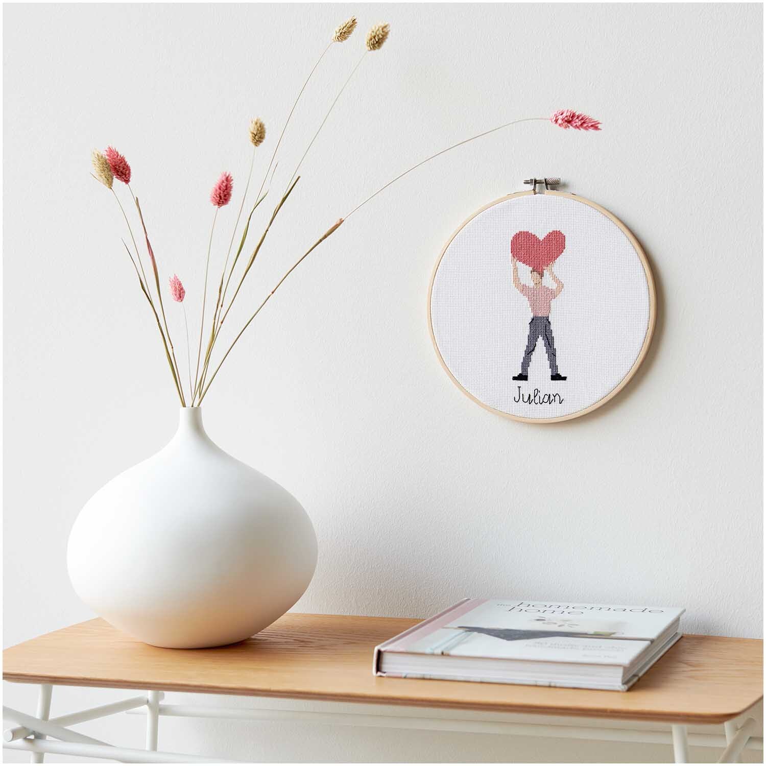 Figurico Stickpackung You Rock My World 20cm zeigt eine gestickte Figur mit Herz auf weißem Stoff.