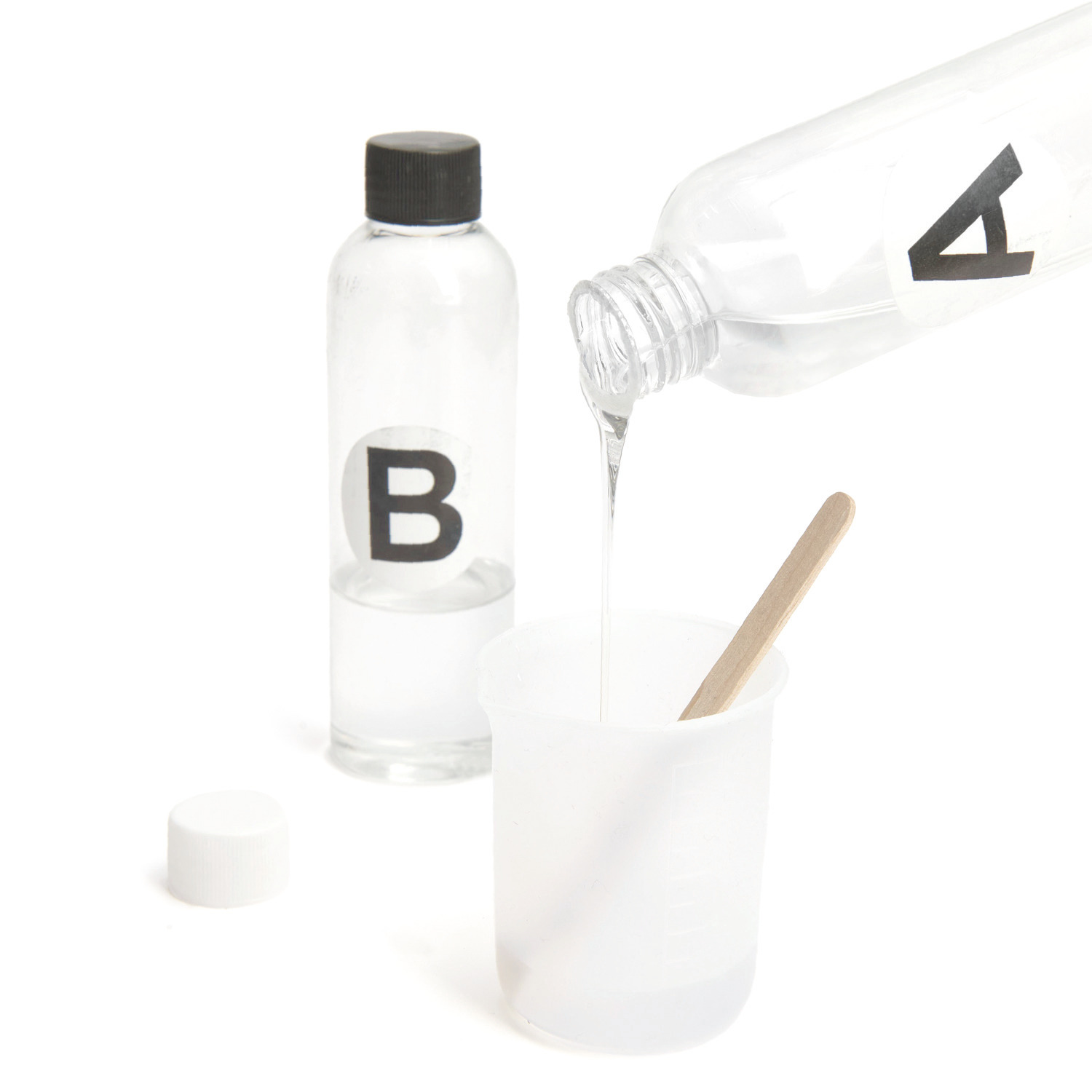 Epoxidharz transparent: 12-teiliges Zubehör-Set mit klarer Flüssigkeit, Becher und Rührstab.