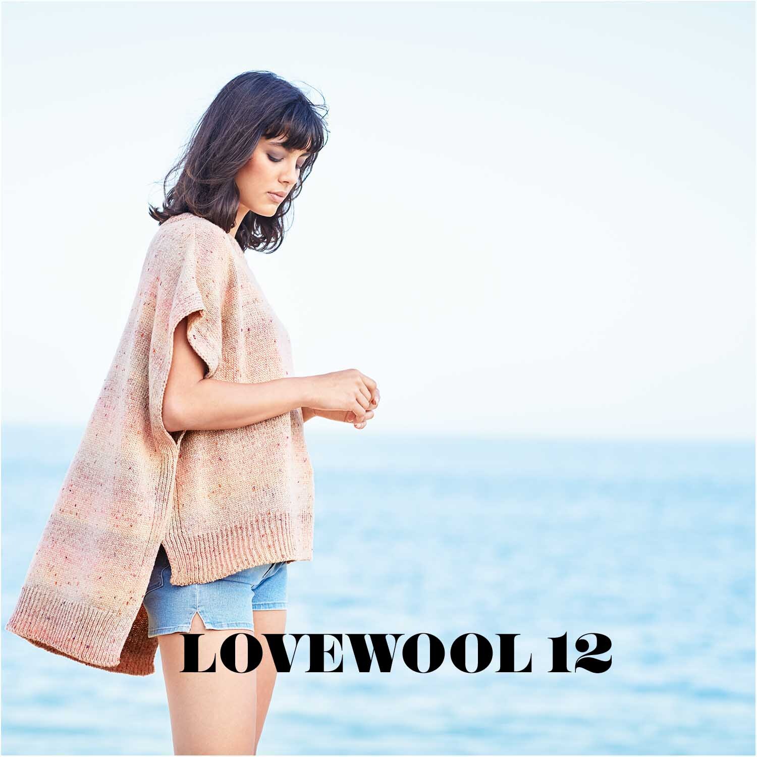 Fashion Cotton Light & Long Tweed dk: Frau am Meer in lachsfarbenem Strickpullover, Marke Rico Design.
