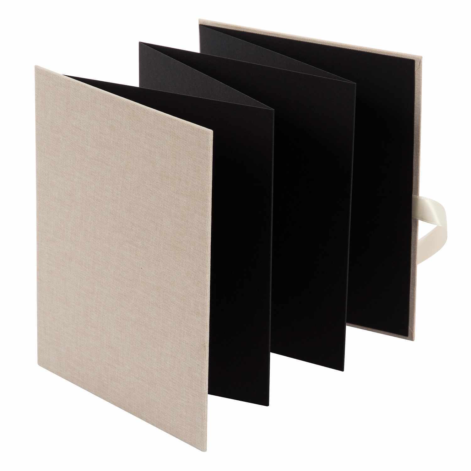 Leporello 15,5x19cm für 10 Fotos mit schwarzen Seiten, beige Einband, von goldbuch, aufgefächert.