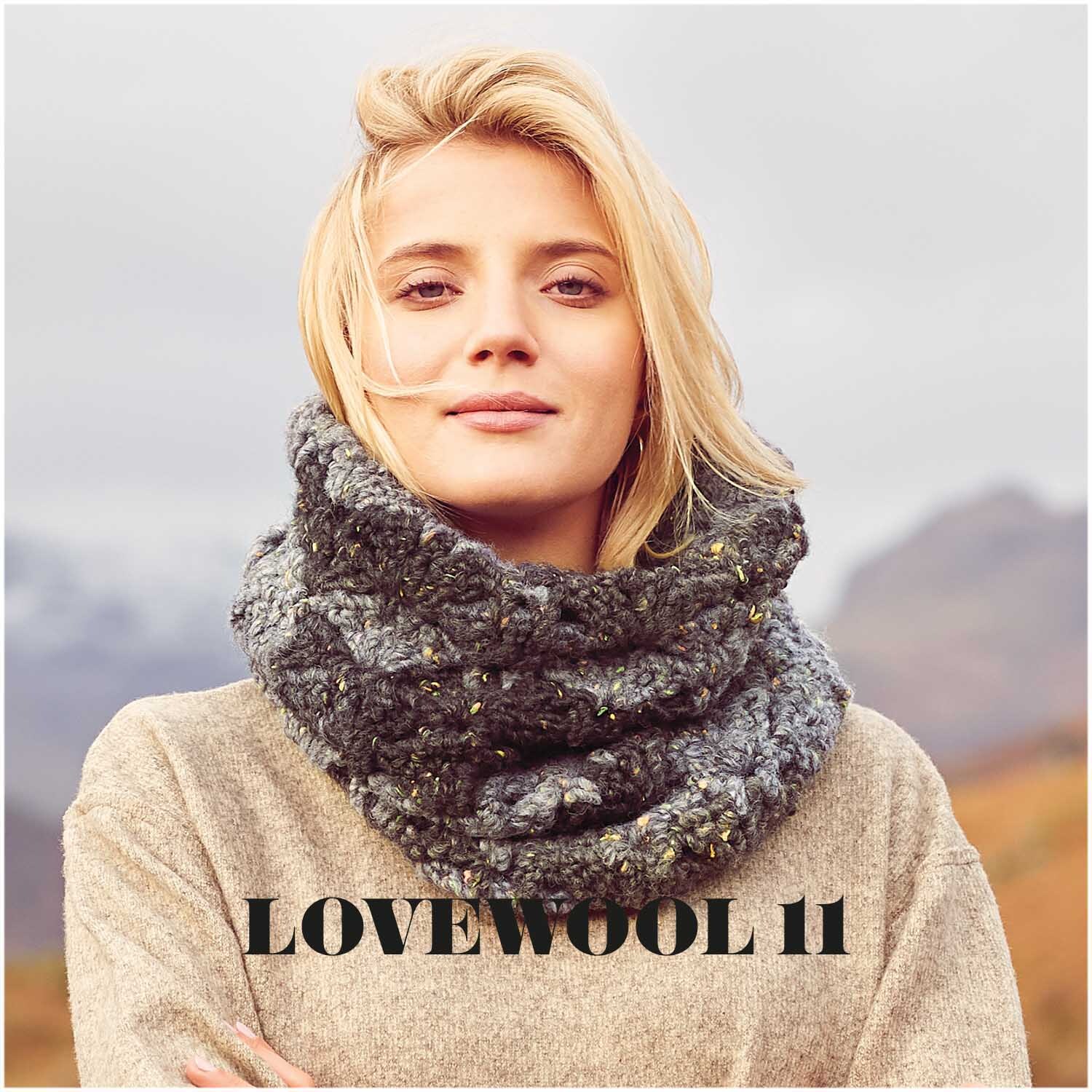 Creative Melange Big Tweed Super Chunky: Frau trägt anthrazitfarbenen, grob gestrickten Schal von Rico Design in bergiger Landschaft.