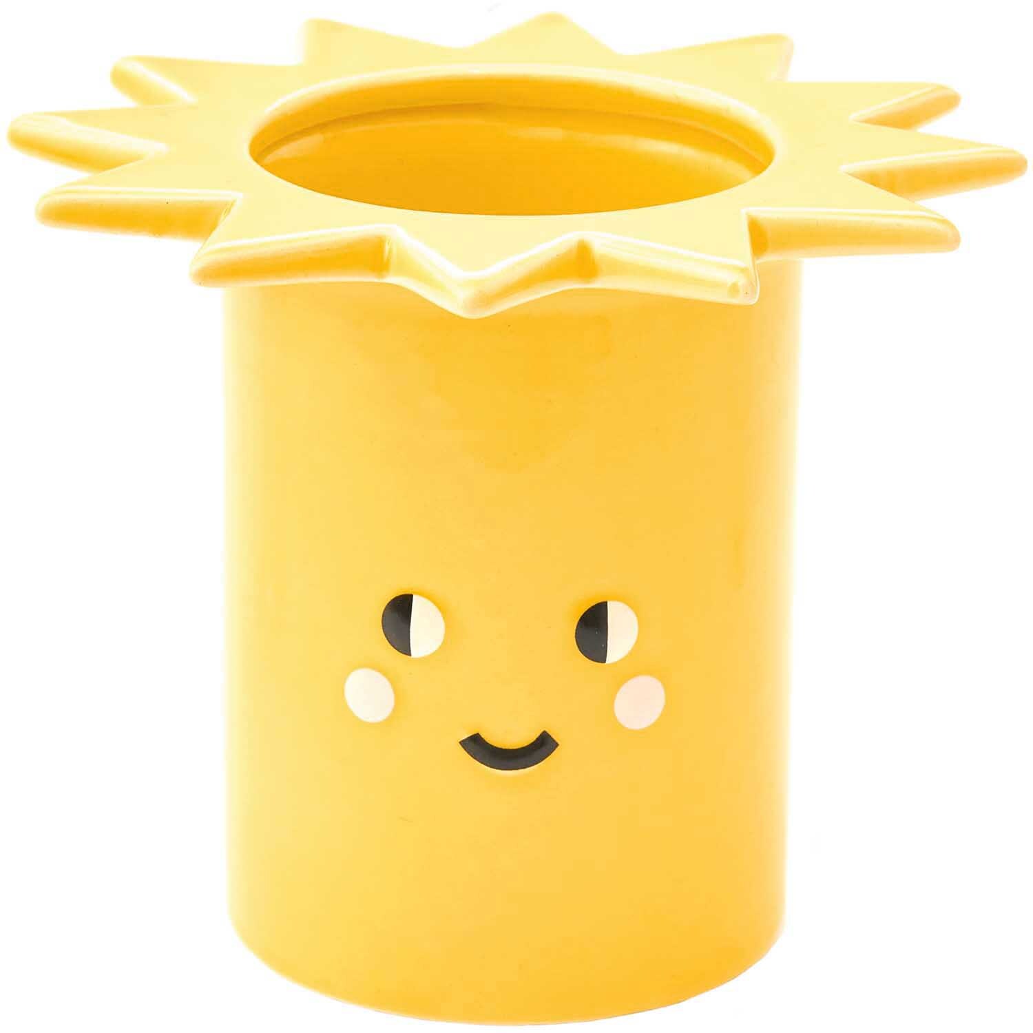 Keramik Vase Sonne gelb 14x14x11,5cm von Rico Design. Gelbe Vase mit Sonnenstrahlen-Design und fröhlichem Gesicht. Ideal für moderne Dekoration.