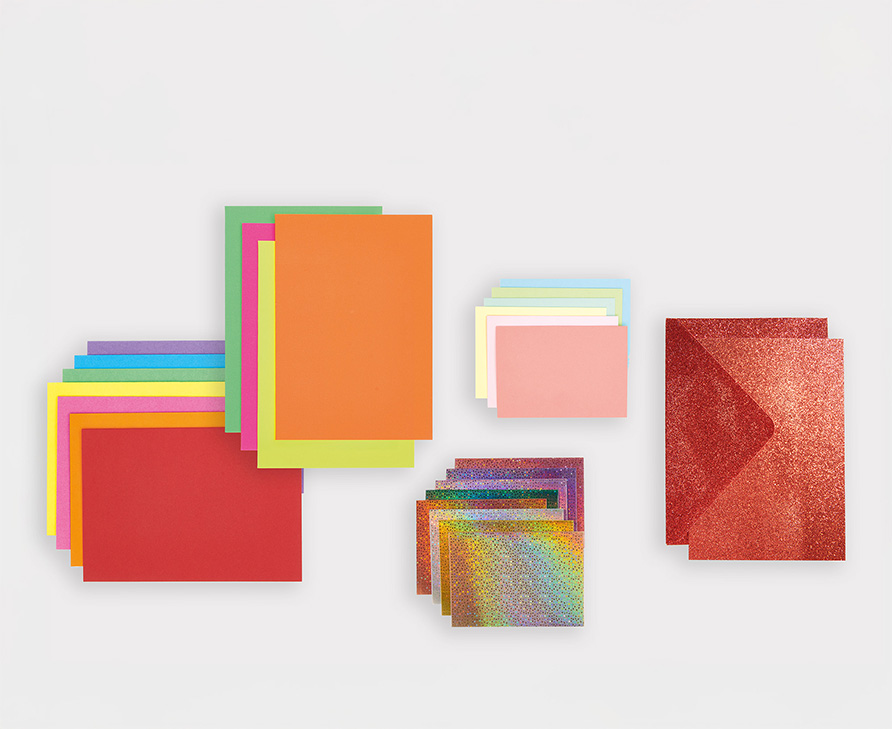 Fünf bunte Kartenstapel in verschiedenen Größen und Farbvarianten. Flatlay von Produkten.