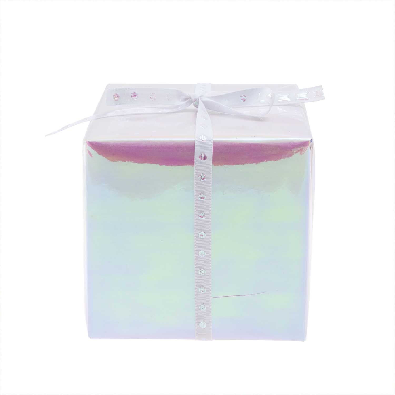 Geschenkfolie transparent irisierend von Rico Design, umhüllt ein Geschenk mit schimmerndem Effekt.