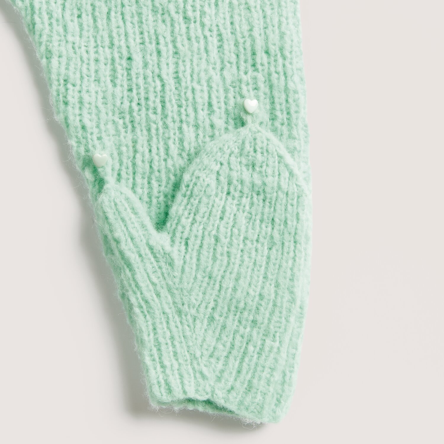 Made by Me No. 21 Herbst-Winter, gestrickter mintfarbener Handschuh aus Baby Alpaka, Detailansicht.