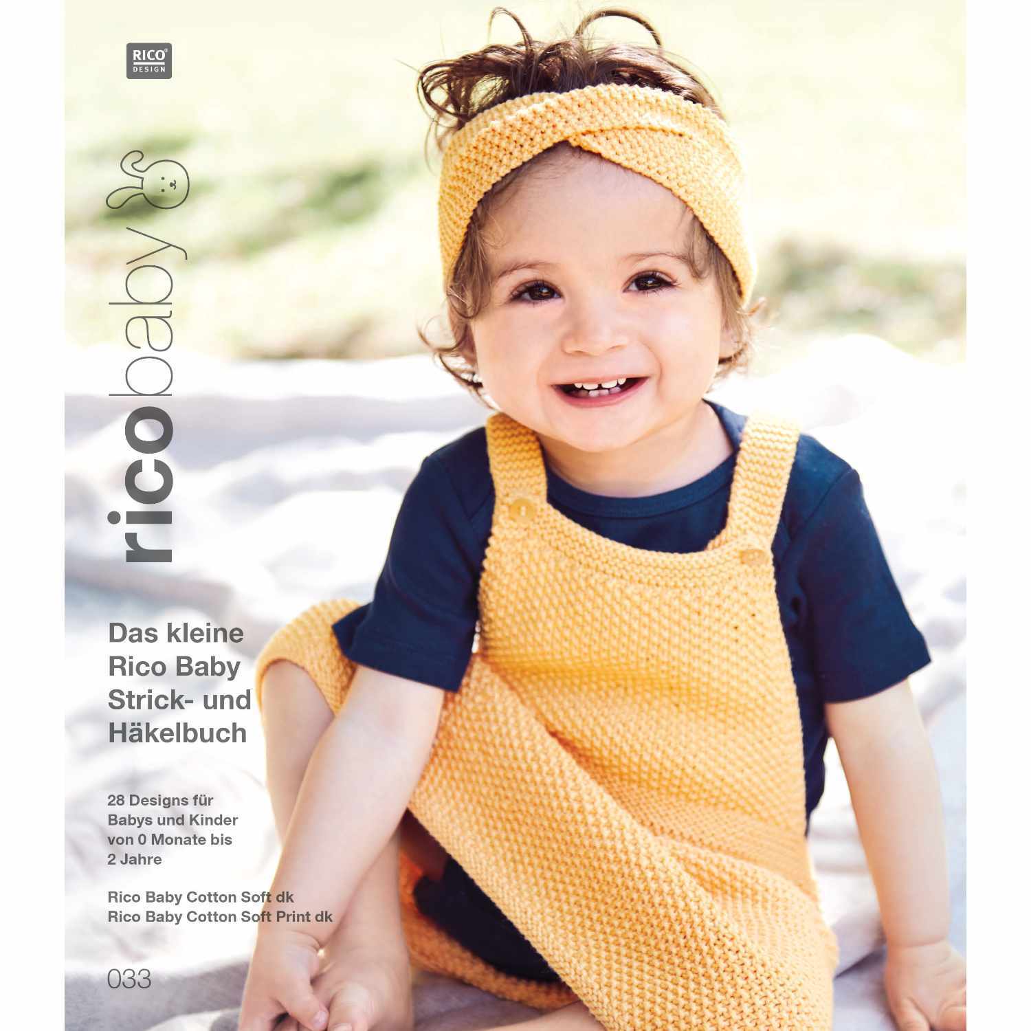 Rico Baby Heft Nr.33 zeigt ein lächelndes Kind in gelbem Strickkleid und Stirnband. Ideal für Strick- und Häkelideen von Rico Design.