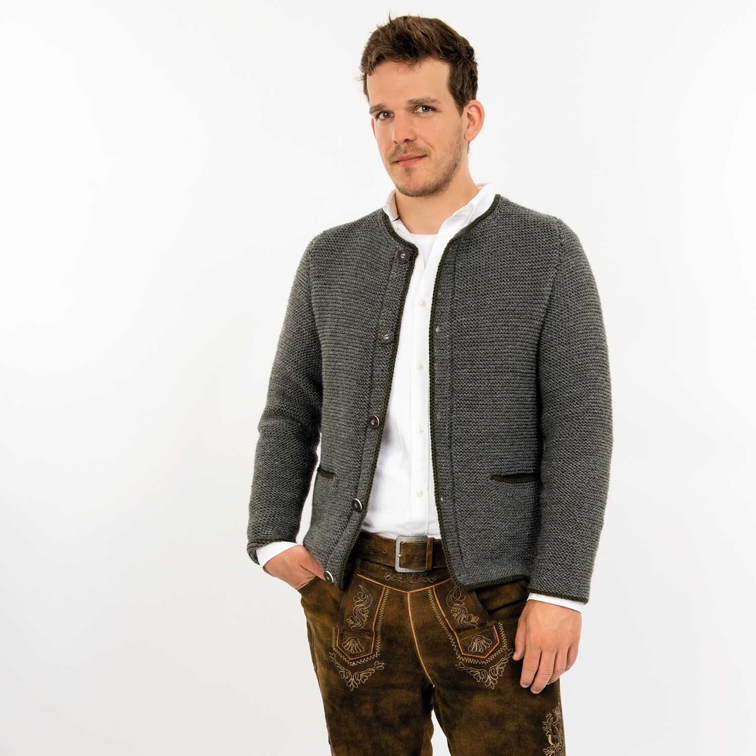 Trachtenknöpfe Hirschhornoptik von Rico Design, getragen an einer grauen Strickjacke, kombiniert mit traditioneller Lederhose.